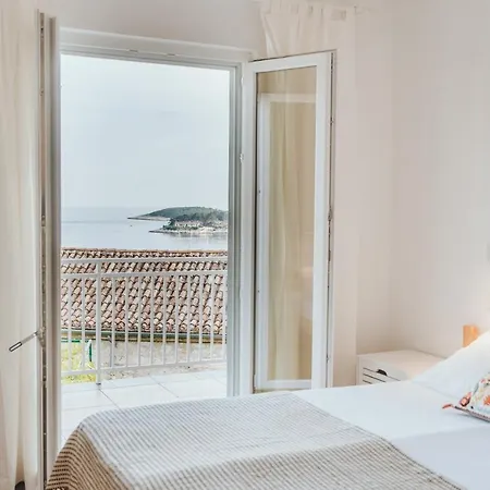 Anatota Hvar Konukevi 4*