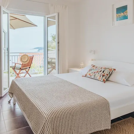 Anatota Hvar Guest house *